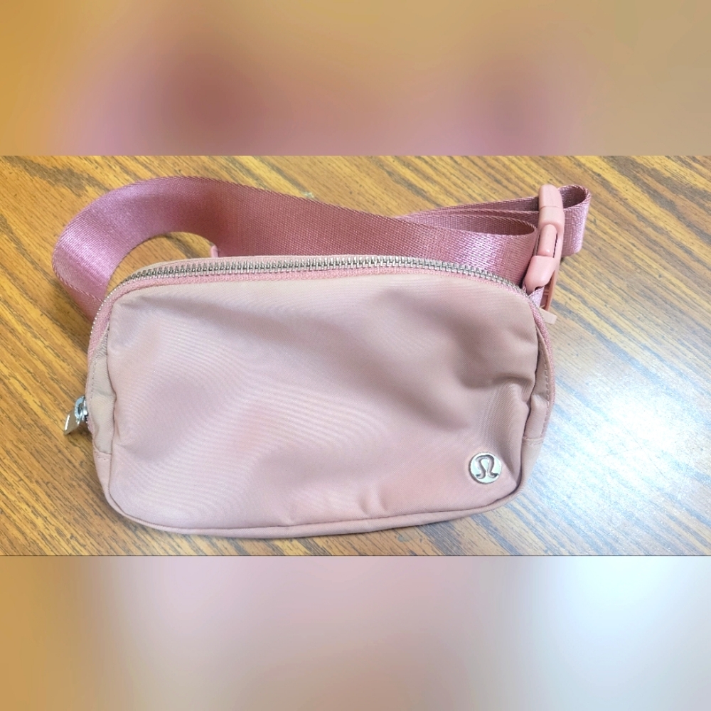 Lululemon Everywhere belt bag